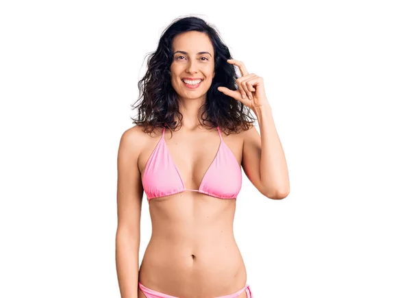 Ung Vacker Latinamerikansk Kvinna Klädd Bikini Leende Och Självsäker Gest — Stockfoto