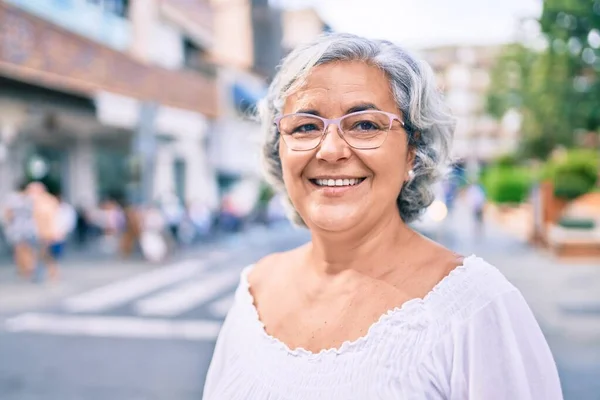 Mujer Mediana Edad Con Pelo Gris Sonriendo Feliz Aire Libre —  Fotos de Stock