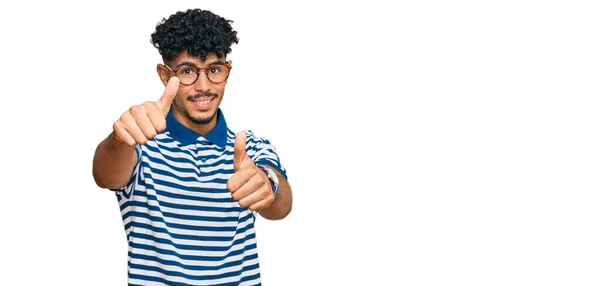 Joven Árabe Vestido Con Ropa Casual Gafas Aprobando Hacer Gesto —  Fotos de Stock