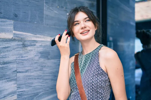 Ung Kaukasiska Affärskvinna Ler Glad Lyssna Ljud Meddelande Med Hjälp — Stockfoto