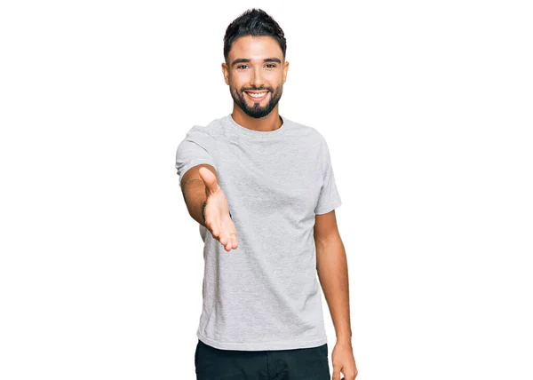 Jovem Com Barba Vestindo Camiseta Cinza Casual Sorrindo Amigável Oferecendo — Fotografia de Stock
