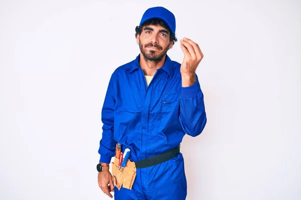 Bonito Jovem Com Cabelo Encaracolado Urso Weaing Handyman Uniforme Fazendo — Fotografia de Stock