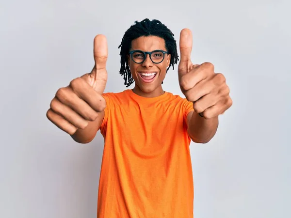 Jovem Afro Americano Vestindo Roupas Casuais Óculos Aprovando Fazer Gesto — Fotografia de Stock