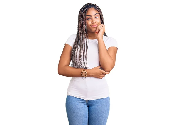 Młoda Afroamerykanka Warkoczami Ubrana Luźne Ubrania Uśmiechem Twarzy Skrzyżowanymi Ramionami — Zdjęcie stockowe