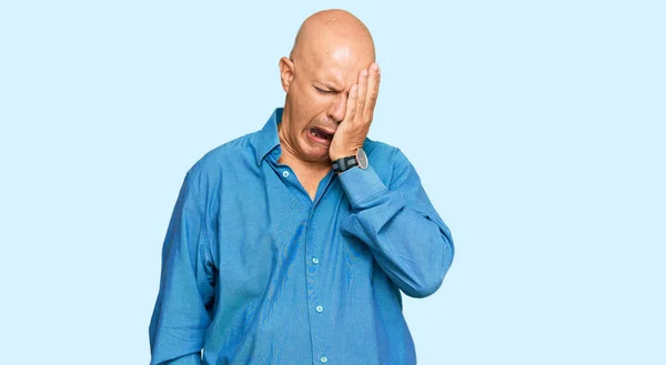 Homem Careca Meia Idade Vestindo Roupas Casuais Bocejando Cansado Cobrindo — Fotografia de Stock