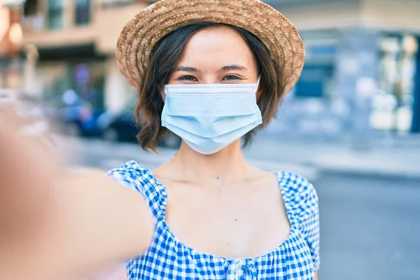 Menina Bonita Nova Vestindo Máscara Médica Fazendo Selfie Pela Câmera — Fotografia de Stock