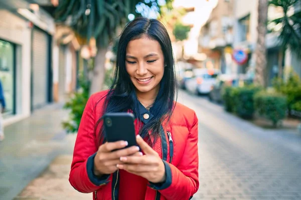 Giovane Donna Latina Sorridente Felice Utilizzando Smartphone Città — Foto Stock