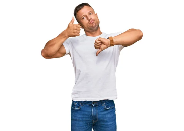 Beau Muscle Homme Portant Shirt Blanc Décontracté Faisant Pouces Haut — Photo