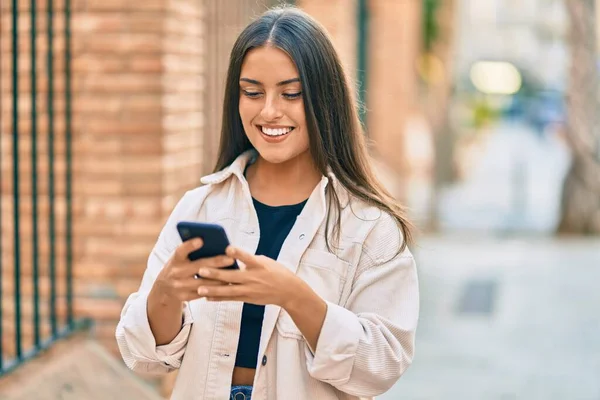 Молода Іспаномовна Дівчина Посміхається Щасливим Використанням Смартфона Місті — стокове фото