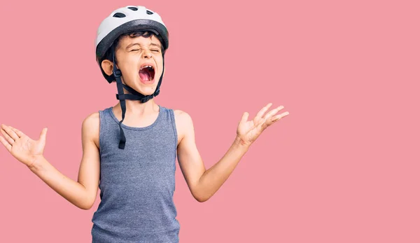Bisiklet Kaskı Takan Küçük Şirin Çocuk Başarıyı Deli Gibi Kutluyor — Stok fotoğraf