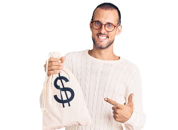 Jovem Homem Bonito Segurando Saco Dinheiro Com Símbolo Dólar Sorrindo — Fotografia de Stock