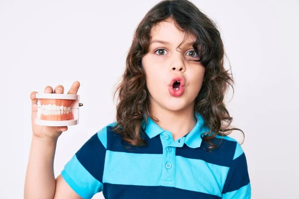 Enfant Hispanique Mignon Aux Cheveux Longs Tenant Prothèse Dentaire Effrayé — Photo