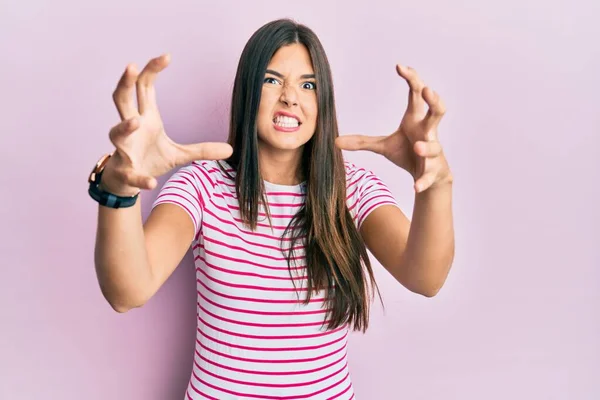 Joven Morena Vestida Con Ropa Casual Sobre Fondo Rosa Gritando — Foto de Stock