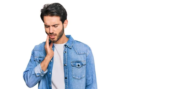 Νεαρός Ισπανός Που Φοράει Καθημερινά Ρούχα Αγγίζοντας Στόμα Χέρι Επώδυνη — Φωτογραφία Αρχείου