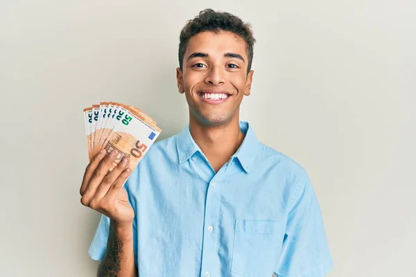 Jovem Afro Americano Bonito Segurando Monte Notas Euro Olhando Positivo — Fotografia de Stock