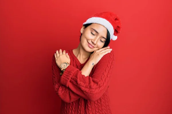 Mulher Bonita Com Cabelo Curto Usando Chapéu Natal Abraçando Feliz — Fotografia de Stock