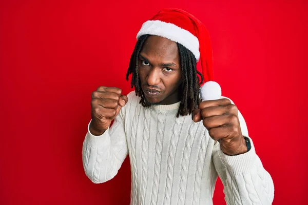 Africano Americano Com Tranças Vestindo Chapéu Natal Pronto Para Lutar — Fotografia de Stock