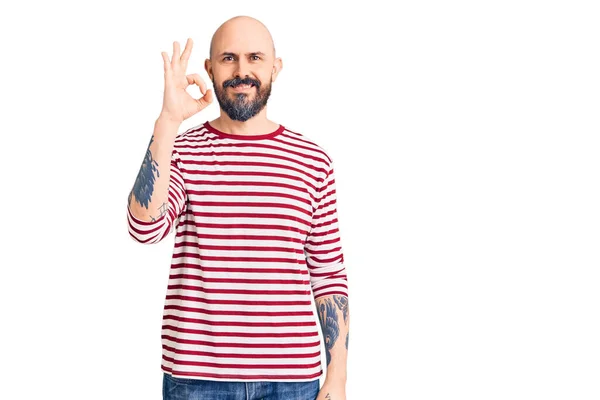 Homem Bonito Jovem Vestindo Roupas Casuais Sorrindo Positivo Fazendo Sinal — Fotografia de Stock