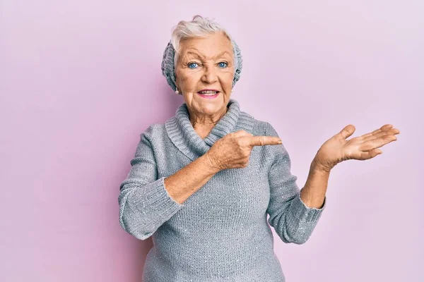 Starší Šedovlasá Žena Vlněném Svetru Zimním Klobouku Užaslá Usmívající Kamery — Stock fotografie