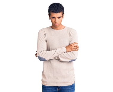 Sıradan kıyafetler giyen, kuşkucu ve gergin genç bir Afro-Amerikan erkeği. Yüzünde çapraz kollarla onaylamayan bir ifade var. negatif kişi. 