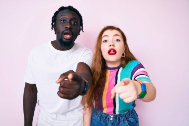 Irklar arası çiftler, gündelik giysiler giyip kameraya kızgın ve sinirli bir şekilde seni gösteriyorlar. 