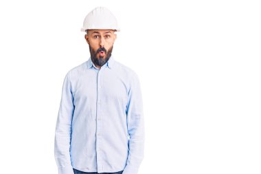 Mimar kasketi takan yakışıklı genç bir adam. Şaşırmış ve korkmuş bir ifade, korku ve heyecanlı bir yüz.. 