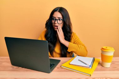 Ofiste çalışan güzel, esmer bir kadın. Gözlük takıyor, ağzı ağızla kapanıyor. Şok olmuş ve hata yapmaktan korkuyor. şaşırmış ifade 