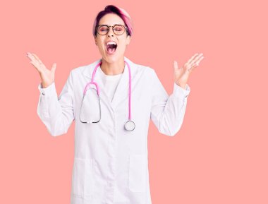 Pembe saçlı, doktor üniforması giyen genç ve güzel bir kadın başarının çılgınlığını kollarını kaldırarak ve gözlerini kapatarak kutluyor. Heyecanlı çığlık atıyor. Kazanan konsept 