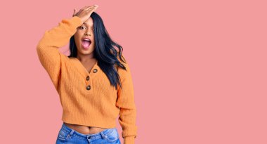 Uzun saçlı, sıradan bir kazak giyen İspanyol bir kadın. Hatayla el ele tutuşup şaşırdı. Hatayı hatırla. Unuttum, kötü hafıza kavramı. 