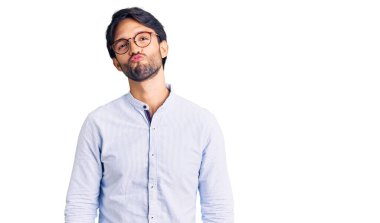 Yakışıklı, iş gömleği giyen, gözlüklü, kameraya bakıp havada öpüşen yakışıklı ve seksi bir adam. aşk ifadesi. 