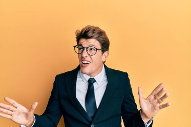 Beyaz takım elbiseli yakışıklı, kravatlı deli deli deli bağrışan ve bağıran saldırgan bir ifade ve kollar havada. hüsran kavramı. 