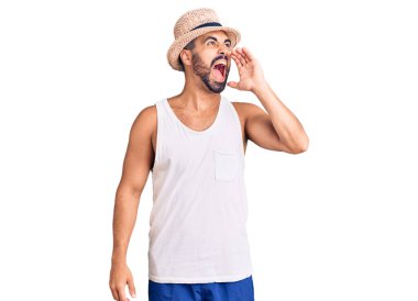 Yaz şapkası takan genç İspanyol adam el ele tutuşarak bağırıyor ve bağırıyordu. iletişim konsepti. 