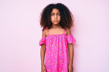 Kıvırcık saçlı, kuşkucu ve gergin giyinen Afro-Amerikalı çocuk, sorun yüzünden üzgün. negatif kişi. 