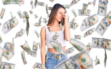 Kolsuz tişört giyen genç ve güzel bir kız yorgun burnu ve gözleri ovuşturup yorgun ve baş ağrısı çekiyor. Stres ve hüsran kavramı.