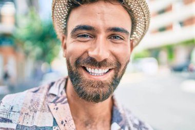 Genç İspanyol tatilde. Gülümsüyor. Şehrin caddesinde mutlu yürüyüşler.