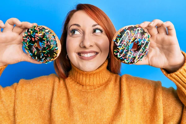 Hermosa Pelirroja Sosteniendo Sabrosas Rosquillas Colores Los Ojos Sonriendo Mirando —  Fotos de Stock