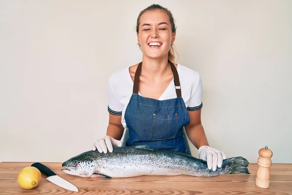 Mulher Branca Bonita Peixeiro Vendendo Salmão Cru Fresco Sorrindo Rindo — Fotografia de Stock