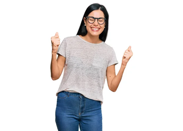 Mooie Jonge Vrouw Casual Kleding Bril Erg Blij Opgewonden Doen — Stockfoto