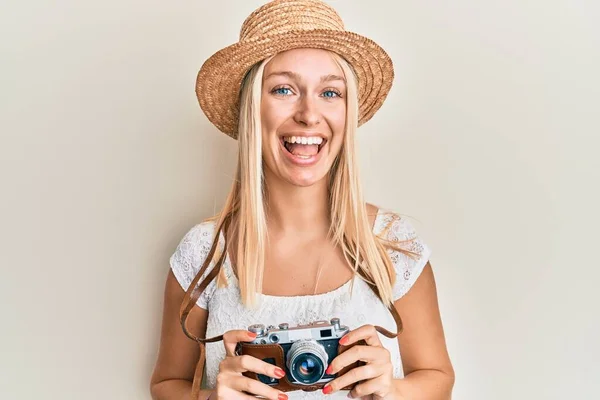 Giovane Ragazza Bionda Indossa Cappello Estivo Con Fotocamera Sorridente Ridente — Foto Stock