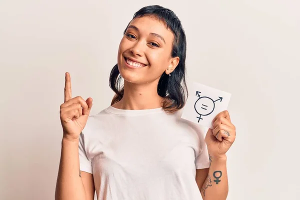 Νεαρή Γυναίκα Κρατώντας Τρανσέξουαλ Σύμβολο Υπενθύμιση Χαμογελώντας Μια Ιδέα Ερώτηση — Φωτογραφία Αρχείου