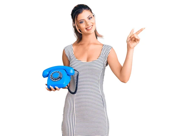 Young Beautiful Woman Holding Vintage Telephone Smiling Happy Pointing Hand — Stock Photo, Image