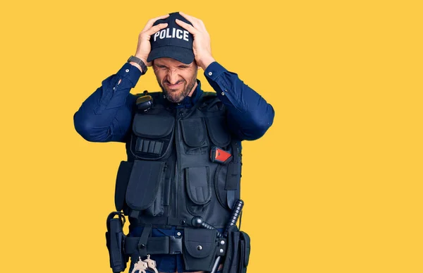 Jonge Knappe Man Draagt Politie Uniform Lijdt Aan Hoofdpijn Wanhopig — Stockfoto