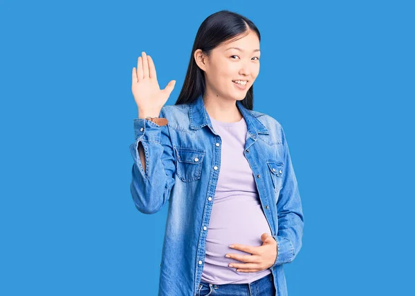Ung Vacker Kinesisk Kvinna Gravid Väntar Barn Avstående Säga Hej — Stockfoto