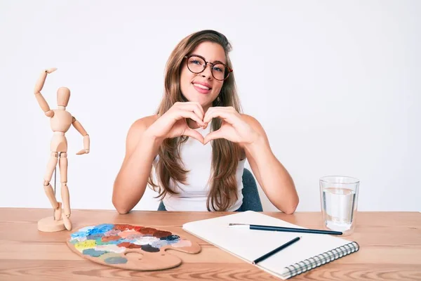 Piękna Młoda Biała Kobieta Artysta Malarz Siedzi Biurku Uśmiechnięty Miłości — Zdjęcie stockowe