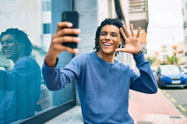 Jonge Afrikaanse Amerikaanse Man Doet Video Call Met Behulp Van — Stockfoto
