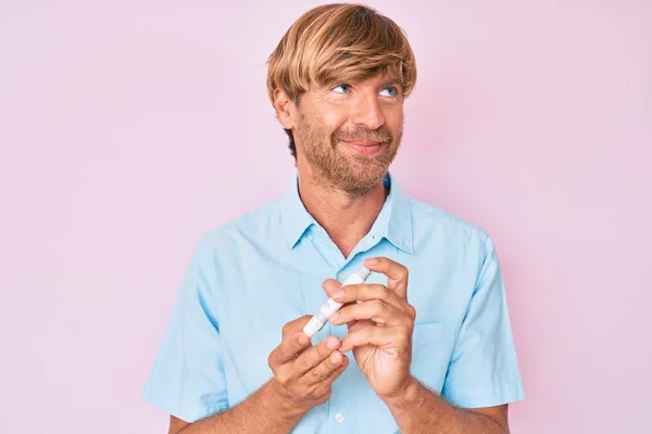 Joven Hombre Rubio Usando Medidor Glucosa Sonriendo Mirando Hacia Lado —  Fotos de Stock