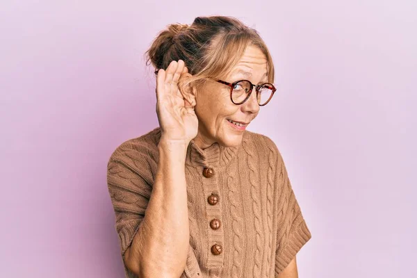 Mujer Rubia Mediana Edad Con Gafas Sobre Fondo Rosa Sonriendo — Foto de Stock