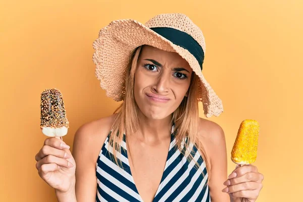 問題のために動揺を眉をひそめて アイスクリーム懐疑的かつ神経を保持夏のスタイルを身に着けている美しいブロンドの女性 否定的な人 — ストック写真