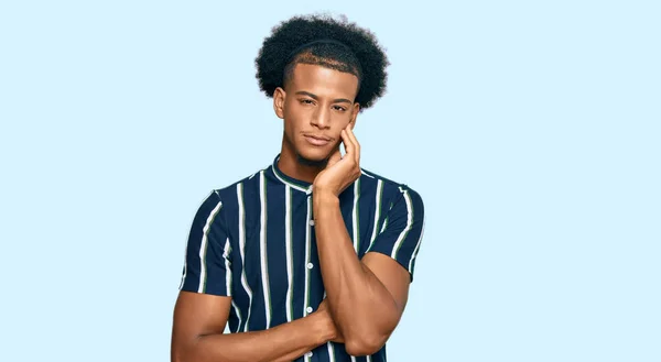 Afrikansk Amerikan Man Med Afro Hår Bär Casual Kläder Tänkande — Stockfoto