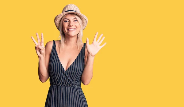 Joven Hermosa Mujer Rubia Con Sombrero Verano Vestido Mostrando Apuntando — Foto de Stock